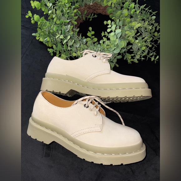Dr. Martens Cream Leather Derby Shoes NWOB